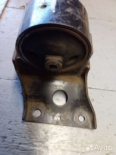 Крепление подушки МКПП на nissan Primera p12