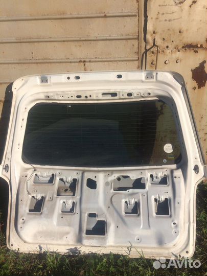 Продам крышку багажника на Мазда мпв