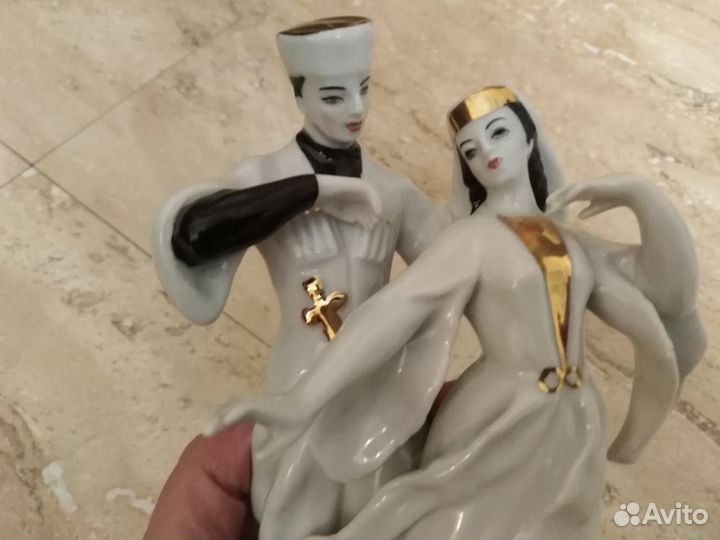 Статуэтка фарфор.Грузинский танец