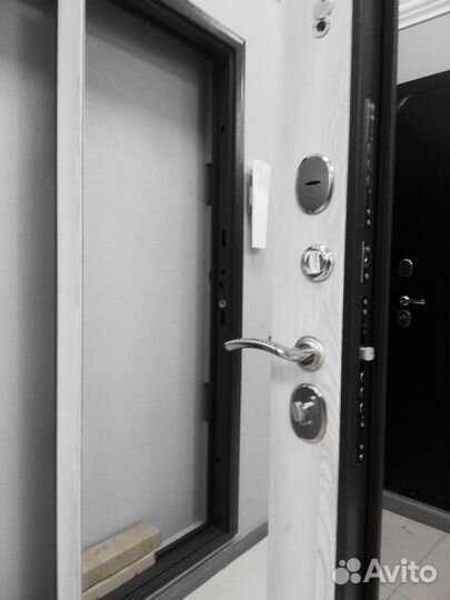 Дверь входная с зеркалом