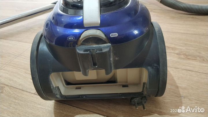 Пылесос безмешковый LG