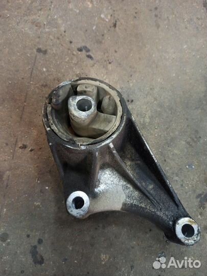 Подушка двигателя передняя Opel Astra H хетчбэк