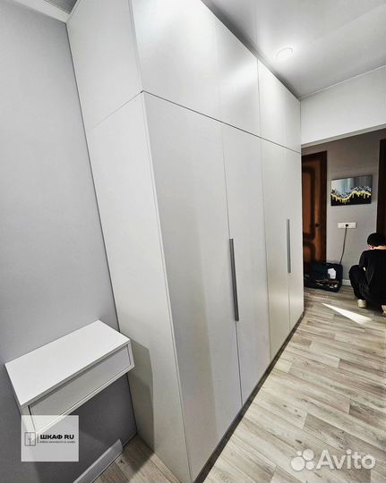 Современный распашной шкаф