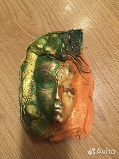 Маска настенная из кожи