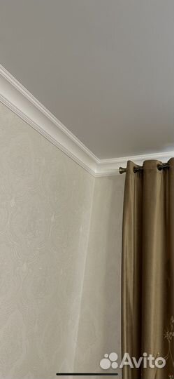 Установка потолочных карнизов плинтусов