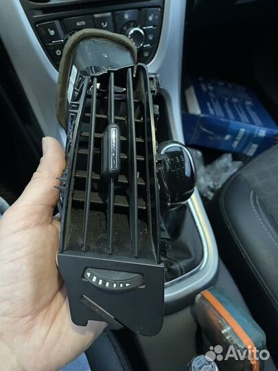 Дефлектор в торпедо центральный левый Astra J