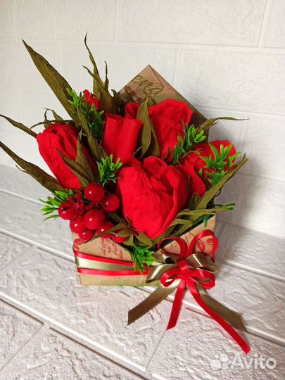 Конфетный букет в кашпо-конверте, кружке, бокале