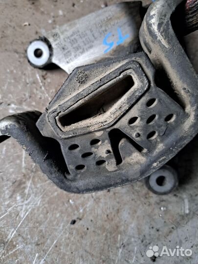 Подушка МКПП Volkswagen Transporter T5