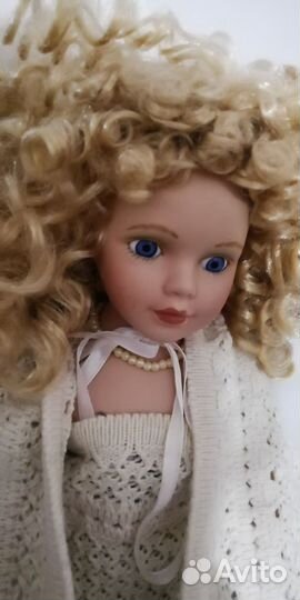 Кукла фарфоровая
