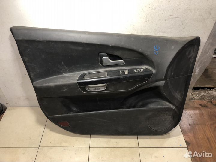Обшивка водит. двери kia Ceed 07-12