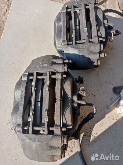 Суппорта передние в сборе Toyota Land Cruiser 200