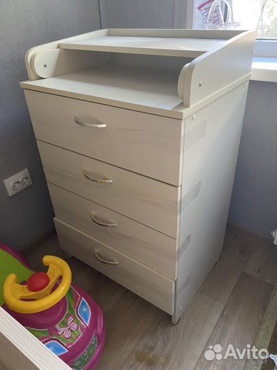 Детская кровать и пеленальный комод