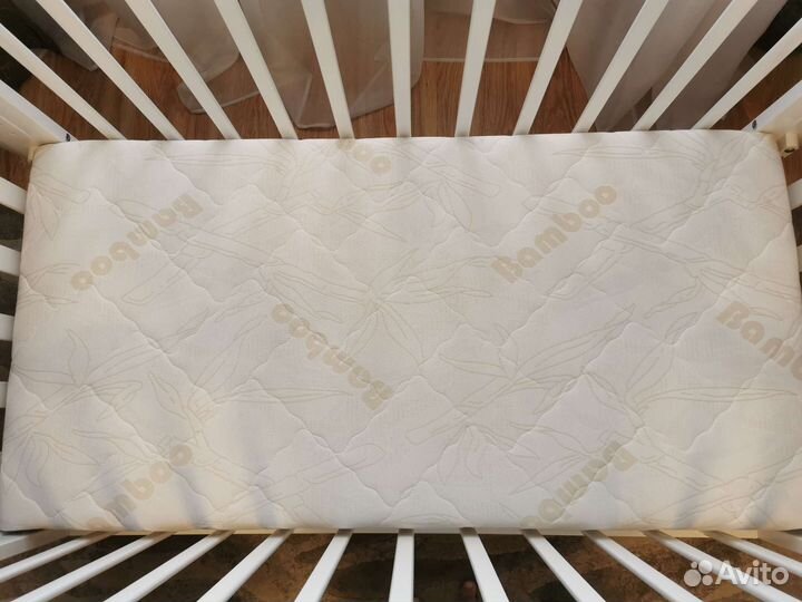 Детская кроватка с маятником белая