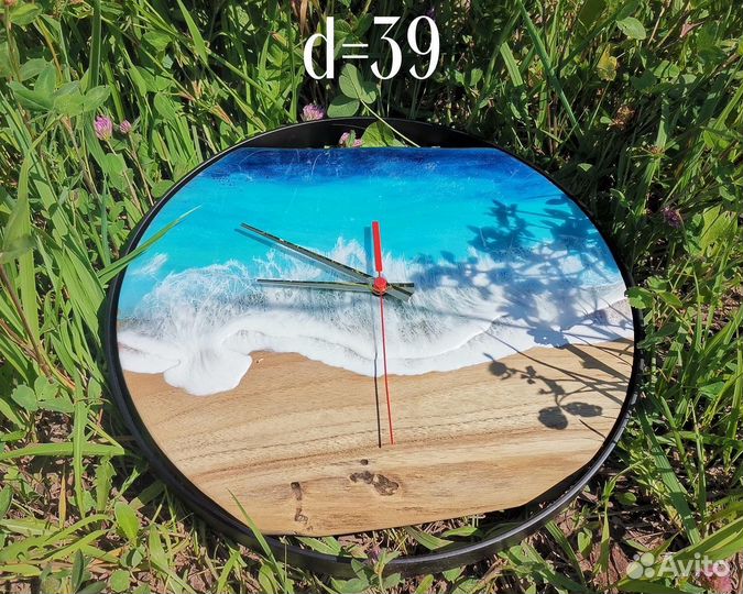 Настенные часы из слэба ореха с волнами