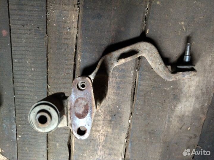 Рычаг передний верхний левый Volkswagen