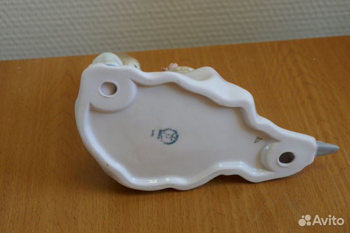 Фарфоровая статуэтка Девушка с цветами 13,5 см