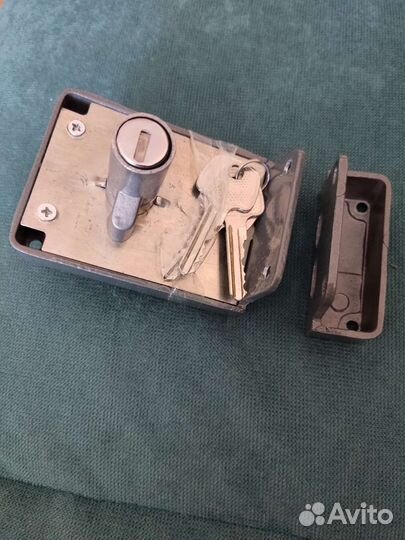 Замок дверной накладной