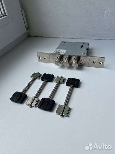 Дверной замок врезной Border б/у