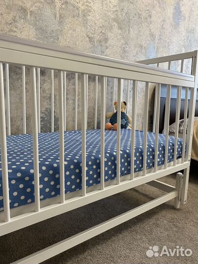 Детская кроватка с маятником белая