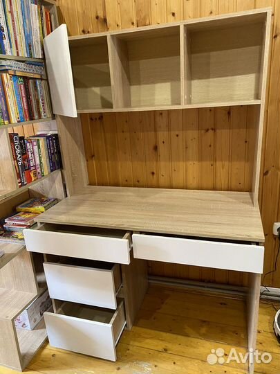 Письменный стол с тумбой, полка-надстройка