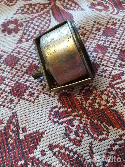 Манометр для измерения давления масла в двигателе