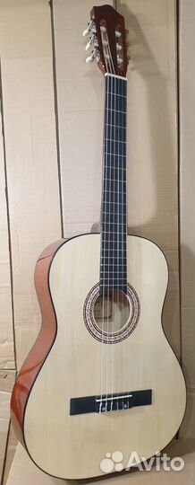 Классическая гитара с нейлоновыми струнами