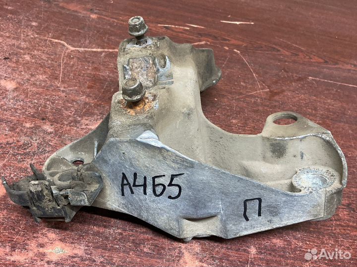 Правый кронштейн подрамника ауди а6 с5