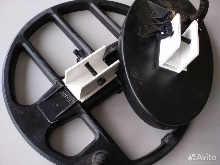 Болты, гайки и накладки катушек металлоискателей