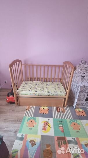 Детская кроватка с маятником