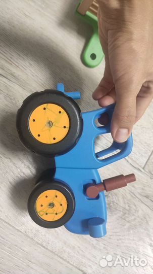 Игрушка синий трактор