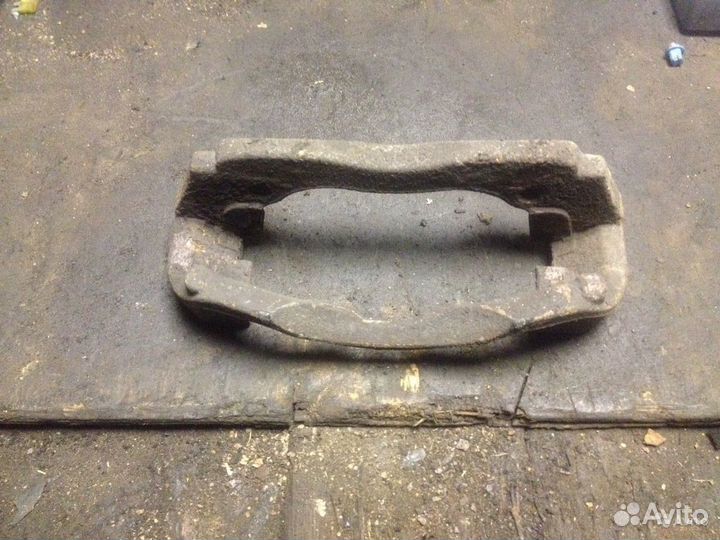 Скоба суппорта бу Mercedes Benz Sprinter