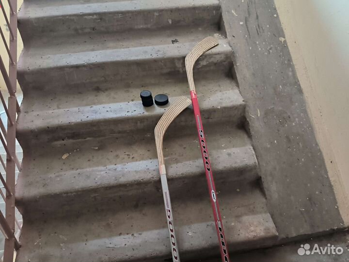 Клюшки и шайбы