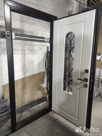 Дверь входная со стеклом и ковкой