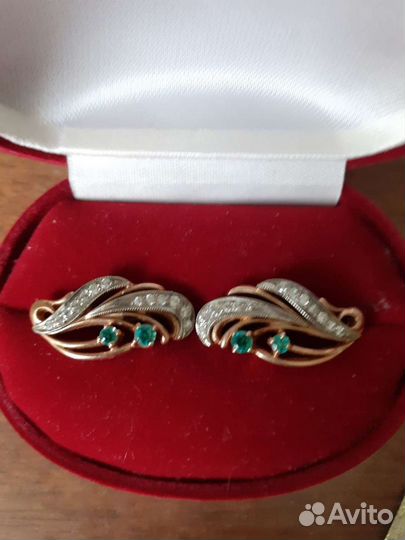 Золотые серьги с изумрудами
