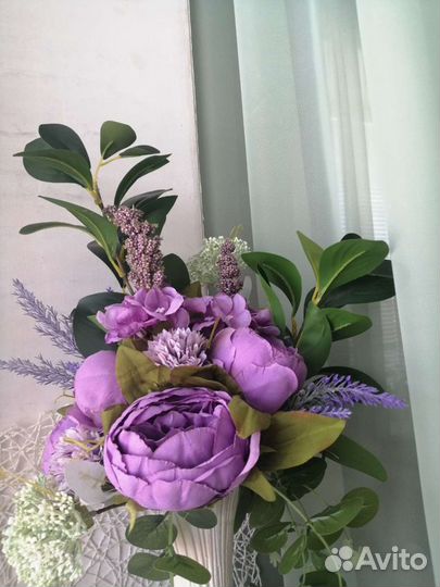 Композиция из искусственных цветов в керамическом