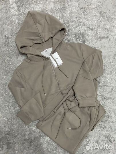 Женский спортивный костюм