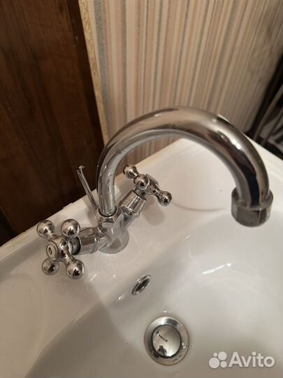 Тумба для ванной с раковиной и смесителем