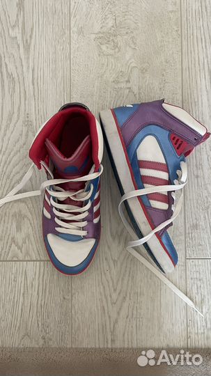 Кроссовки женские