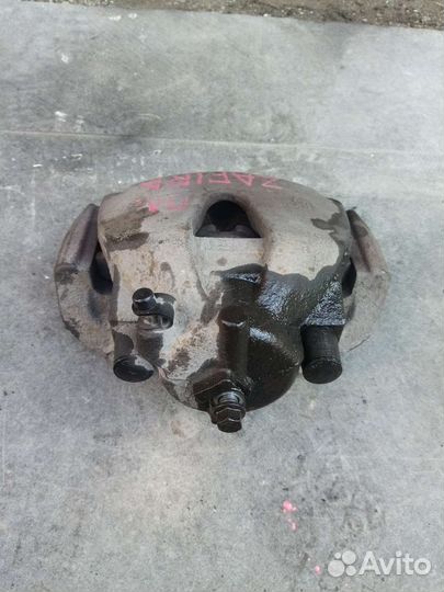 Тормозной суппорт передний левый. Opel zafira b