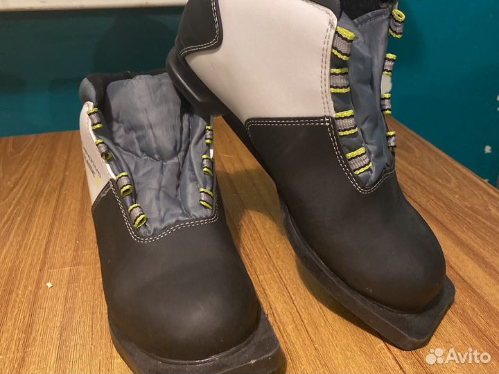 Беговые лыжи б/у с палками