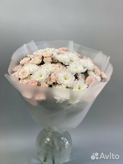 Букет из хризантем и кустовых роз