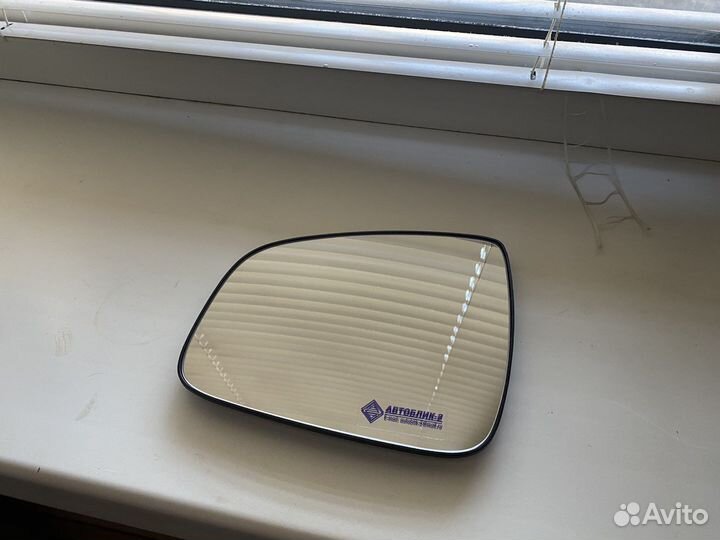 Зеркало на автомобиль