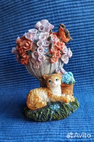 Фигурка из полистоуна «Кошка с букетом»