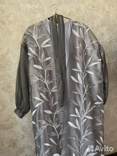 Платье с накидкой