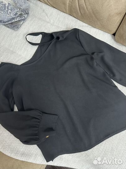 Блуза с ассимитричным плечом