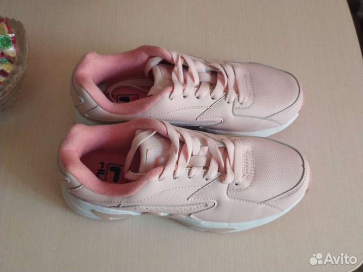 Кроссовки женские 37 размер новые