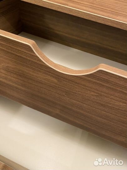 Продам новую тумбу на колесах
