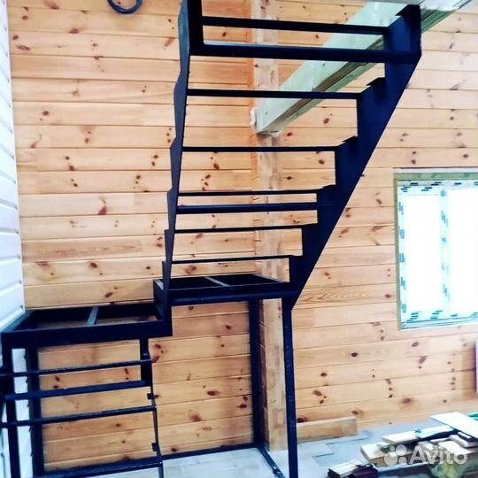 Лестница на металлокаркасе на монокосоуре