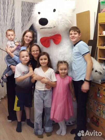 Белый Мишка с поздравлением