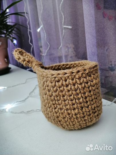 Вязаная корзина из джута